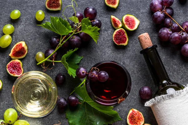 Copos de vinhos, vinho tinto e branco e garrafa, vista superior — Fotografia de Stock