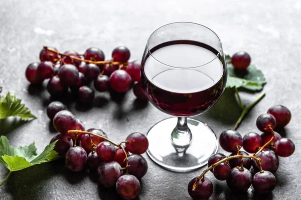 Copo de uva fresca e vinho tinto — Fotografia de Stock