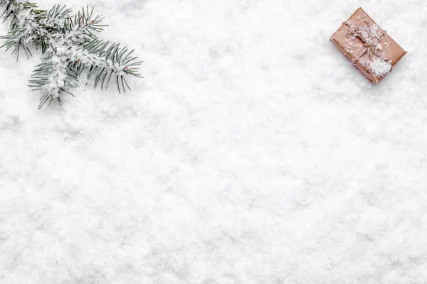 Karácsonyi háttér fenyő ág, hó és karácsonyi ajándék doboz, lapos laikus, felülnézet — Stock Fotó