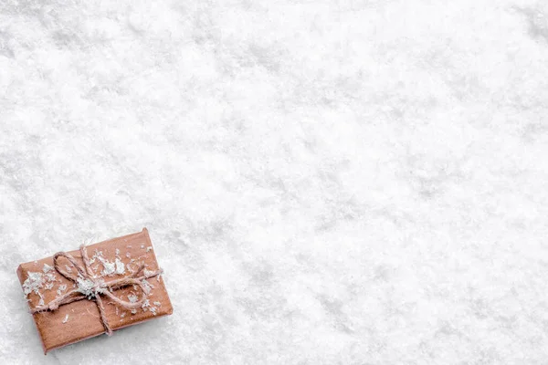 Karácsonyi hó háttér karácsonyi ajándék, felülnézet, lapos laikus — Stock Fotó