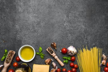 İtalyan yemeği, spagetti malzemeleri: makarna, parmesan, zeytinyağı, fesleğen
