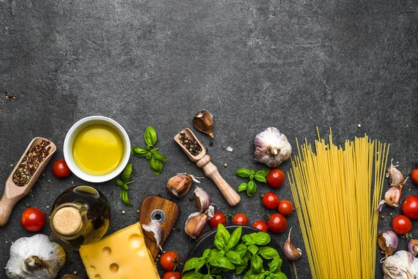 Ingredienti freschi di spaghetti bolognese, sfondo alimentare italiano — Foto Stock