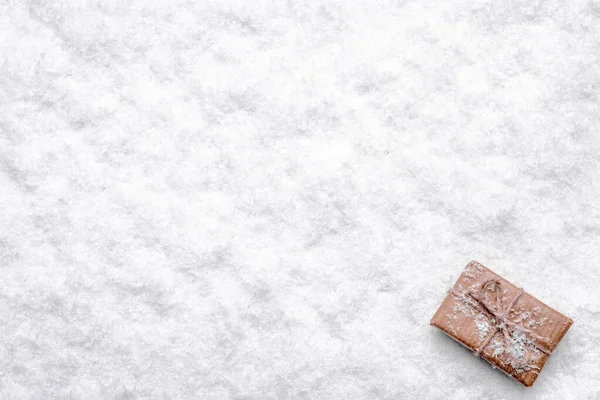 雪とクリスマスのギフトボックス、トップビュー、フラットレイアウトを持つクリスマスの背景 — ストック写真