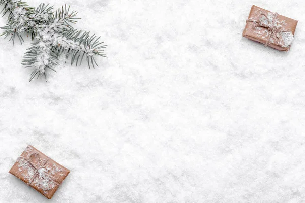 Karácsonyi hó háttér karácsonyi ajándékok és fenyő ág, felülnézet, lapos laikus — Stock Fotó