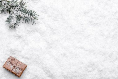 Karlı bir Noel arkaplanı, Noel hediyeli bir düzen, köknar ağaçları ve süslemeler, yeni yıl kompozisyonu, üst görünüm, kopyalama alanı