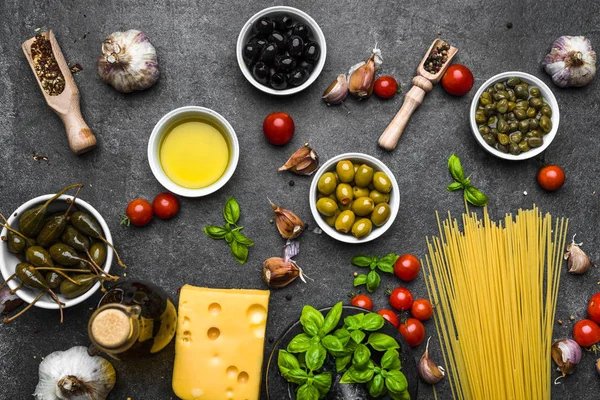 Ingredienti freschi di spaghetti, fondo cucina italiana — Foto Stock