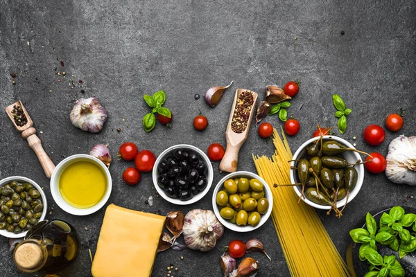 Ingredientes frescos de la comida italiana, dieta mediterránea, fondo — Foto de Stock