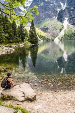 Zakopane yakınlarındaki Morskie Oko Gölü 'nde sırt çantalı kadın turist, Tatra Dağları, Polonya