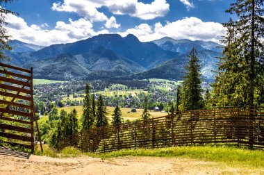 Hiking trail dağlardan dağ Gubalowka, yaz tatili Zakopane vadide manzaraya tepesine peyzaj