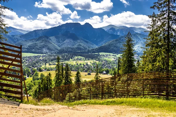 Paisaje de montañas desde la ruta de senderismo hasta la cima de la montaña Gubalowka, vista en el valle Zakopane en las vacaciones de verano — Foto de Stock