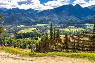 Hiking trail dağlardan dağ Gubalowka, yaz tatili Zakopane vadide manzaraya tepesine peyzaj