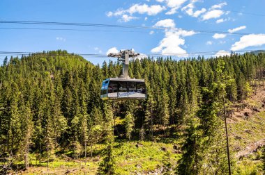 TATRA, POLAND - 3 Temmuz 2015: Polonya Tatra Dağları, Zakopane yakınlarında, Kuznice 'den Kasprowy Wierch' e giden 
