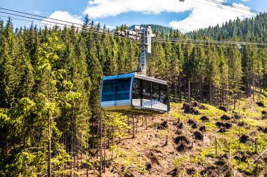 TATRA, POLAND - 3 Temmuz 2015: Polonya Tatra Dağları, Zakopane yakınlarında, Kuznice 'den Kasprowy Wierch' e giden 