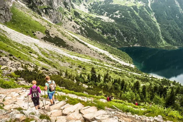 TATRA, POLSKO - 4. června: Turisté na horské stezce do Morskie Oko a Czarny Staw v Rysy na 4. června 2015 v Národním parku Tatra, Polsko. Oblíbené pro outdoorové aktivity a trekking. — Stock fotografie