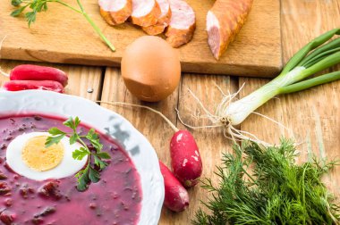 Pancar çorbası. Tabağında yumurta olan kırmızı Noel çorbası, yemek pişirme konsepti.