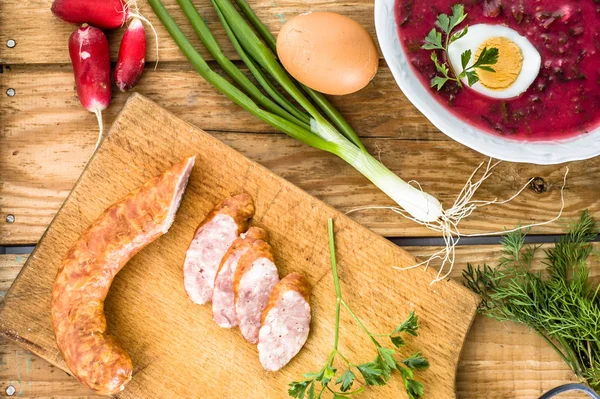 Salchicha de cerdo y sopa de remolacha, borscht rojo con remolacha y huevo en el plato, concepto de cocina — Foto de Stock