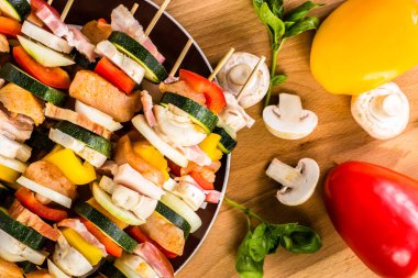 Şiş kebap tavuk, yapardı ve ızgara için hazırlanan sebzeler
