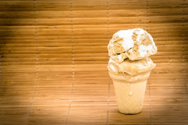Gombóc fagylalt, egy waffle kúp — Stock Fotó