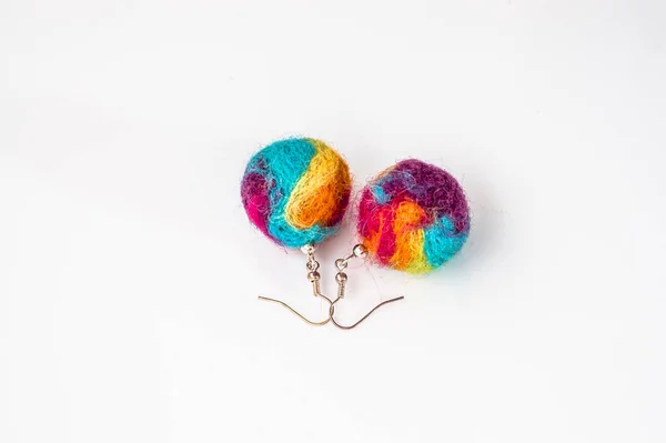 Voelde oorbellen kralen in de vorm van. Handgemaakte stijlvolle vilten sieraden gemaakt met kleurrijke vilten kralen geïsoleerd op een witte achtergrond. — Stockfoto
