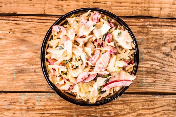 Salad sayuran dengan mayones dalam mangkuk dengan latar belakang kayu — Stok Foto