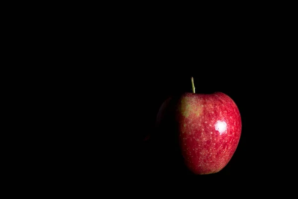 Deliciosa maçã vermelha fresca no fundo preto — Fotografia de Stock