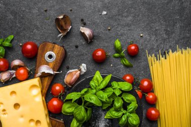 Spagetti malzemeleri, İtalyan yemekleri, yemek pişirme konsepti.