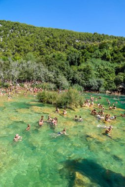 Krka Ulusal Parkı, Hırvatistan - 19 Ağustos 2019: Hırvatistan 'ın Skradinski Buk üzerinde Krka Nehri' nde yüzen insanlar, Krka Ulusal Parkı 'nda Şelale