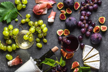 Şarap aperatifli büfe mi yoksa Fransız aperatifi mi? Bir bardak kırmızı şarap, peynir, et ve meyve..