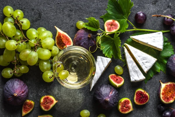 Comida e vinho, queijo e fruta. Lanche de vinho ou aperitivo mediterrâneo . — Fotografia de Stock