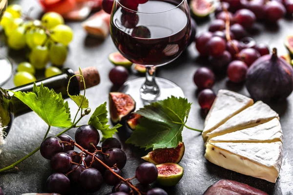 Buffet com vinho e comida. Frutas e queijo: aperitivo de vinho na mesa . — Fotografia de Stock