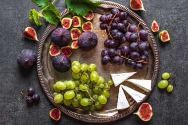 Şarap takımı, meyve ve peynir, tepside şarap, üst manzara.