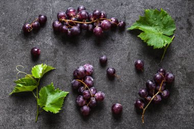 Asma yaprağıyla taze toplanmış üzümler. Taze kırmızı üzüm, üst manzara..