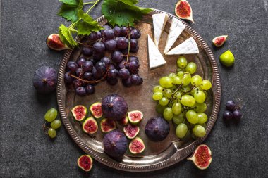 Şarap takımı, meyve ve peynir, tabakta şarap aperatifi, üst manzara.