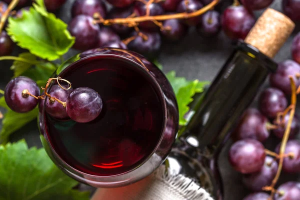 Verre de vin rouge et bouteille de vin, vue du haut — Photo