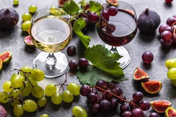 Frutas e vinhos variados, copos de vinho tinto e branco — Fotografia de Stock