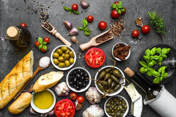 Fondo de comida mediterránea. Cocinar ingredientes en piedra oscura . — Foto de Stock