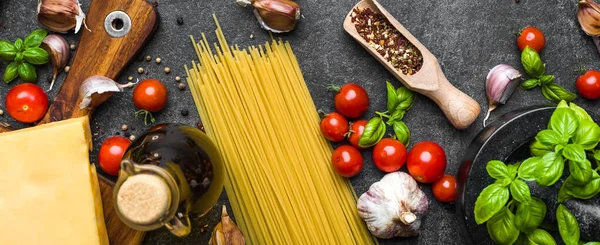 Ingredienti alimentari italiani degli spaghetti: pomodori, basilico, aglio, olio d'oliva e parmigiano — Foto Stock