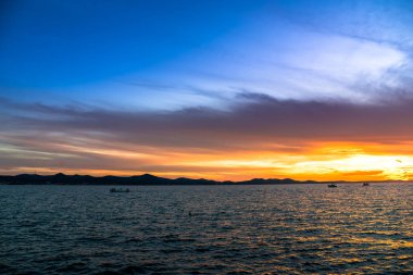 Deniz aşırı gün batımı manzaralı arka plan, Zadar, Dalmaçya, Hırvatistan ve Avrupa plajlarından manzara