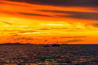 Güzel turuncu gökyüzü, deniz üzerinde gün batımı, Zadar, Dalmaçya, Hırvatistan ve Avrupa sahillerinden manzara