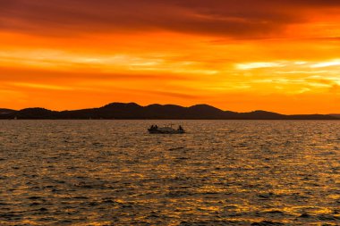 Güzel turuncu gökyüzü, deniz üzerinde gün batımı, Zadar, Dalmaçya, Hırvatistan ve Avrupa sahillerinden manzara