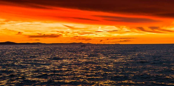 Beautiful sunset over the sea, panoramic view from beach in Zadar, Dalmatia, Croatia — Stock Photo, Image