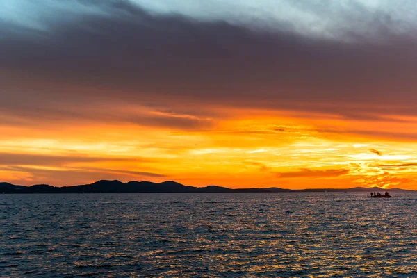 Céu dramático com pôr do sol sobre o mar, paisagem da praia em Zadar, Dalmácia, Croácia, Europa — Fotografia de Stock