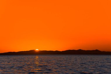 Deniz aşırı gün batımı manzaralı arka plan, Zadar, Dalmaçya ve Hırvatistan plajlarından manzara