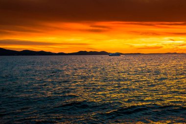 Deniz ufkunda turuncu gün batımı, manzara, Zadar, Dalmaçya, Hırvatistan, Avrupa