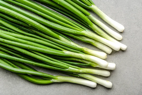 Cebolla verde, cebolletas ecológicas, verduras frescas de granja —  Fotos de Stock