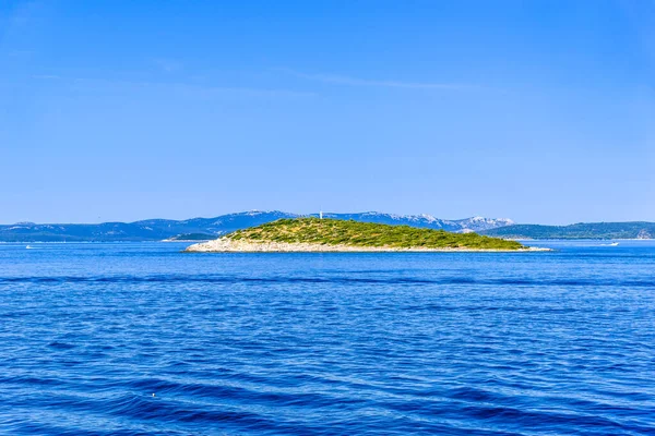 大海中的绿色岛屿。有岩石海岸的地中海岛屿。度假旅游目的地：ArchIslands ago Kornati, Dalmatia, Croatia, Europe — 图库照片