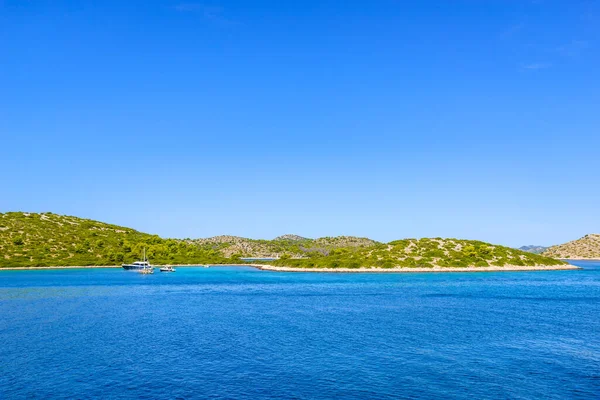 Chorwackie Wyspy Nad Adriatykiem Chorwacja Skalistym Wybrzeżem Żaglówki Jachty — Zdjęcie stockowe