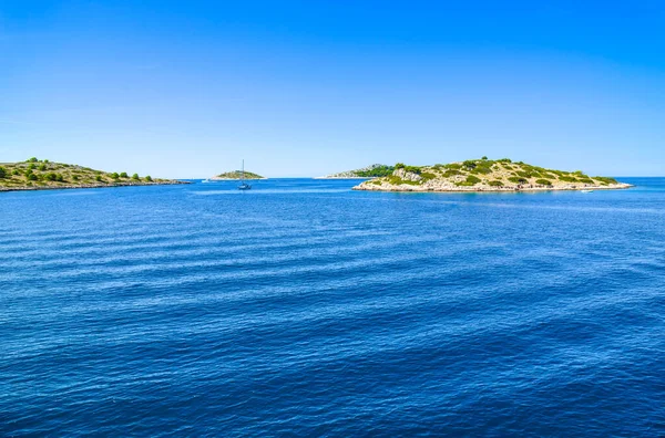 亚得里亚海沿岸 克罗地亚 达尔马提亚有岩石海滩 船只和游艇 — 图库照片