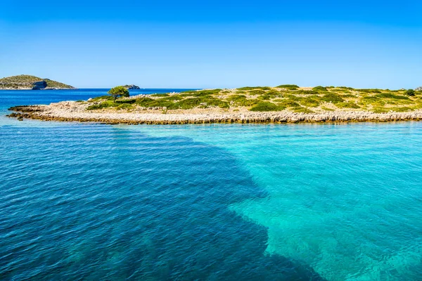 청록색 바다와 바다에 아름다운 섬들로 이루어진 아름다운 크로아티아의 지중해 휴가목적지 — 스톡 사진