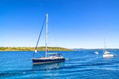Takımada Kornati, Dalmaçya, Hırvatistan - 18 AUG 2019: Adriyatik Denizi yelkenlisi. Denizde yat - yelkenli tekne gezisi. Yatçılık, lüks tatil ve seyahat konsepti..